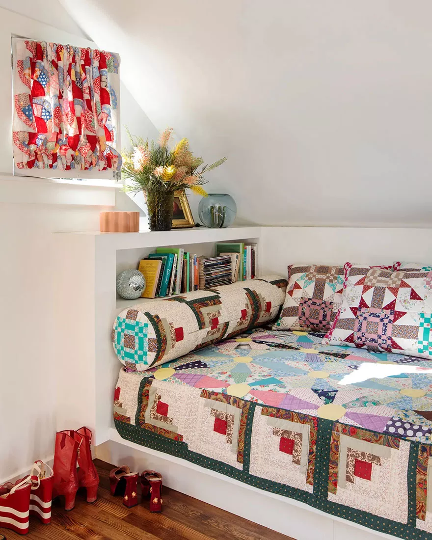 199
厨房用墨绿色的希思陶瓷瓷砖铺设。一楼的化妆间全部采用了马克斯-兰姆不寻常的水磨石设计。陈设中的许多作品都是主人自己多年来收集的，还有一些是他从威尔斯那里买来的。这里有一面皮尔-卡丹（Pierre Cardin）设计的剪影式纳西索（Narciso）镜子，蛇形的地毯，以及由查尔斯-海曼的母亲、艺术家皮拉尔-阿尔蒙（Pilar Almon）设计的带有蘑菇和昆虫的纸灯。