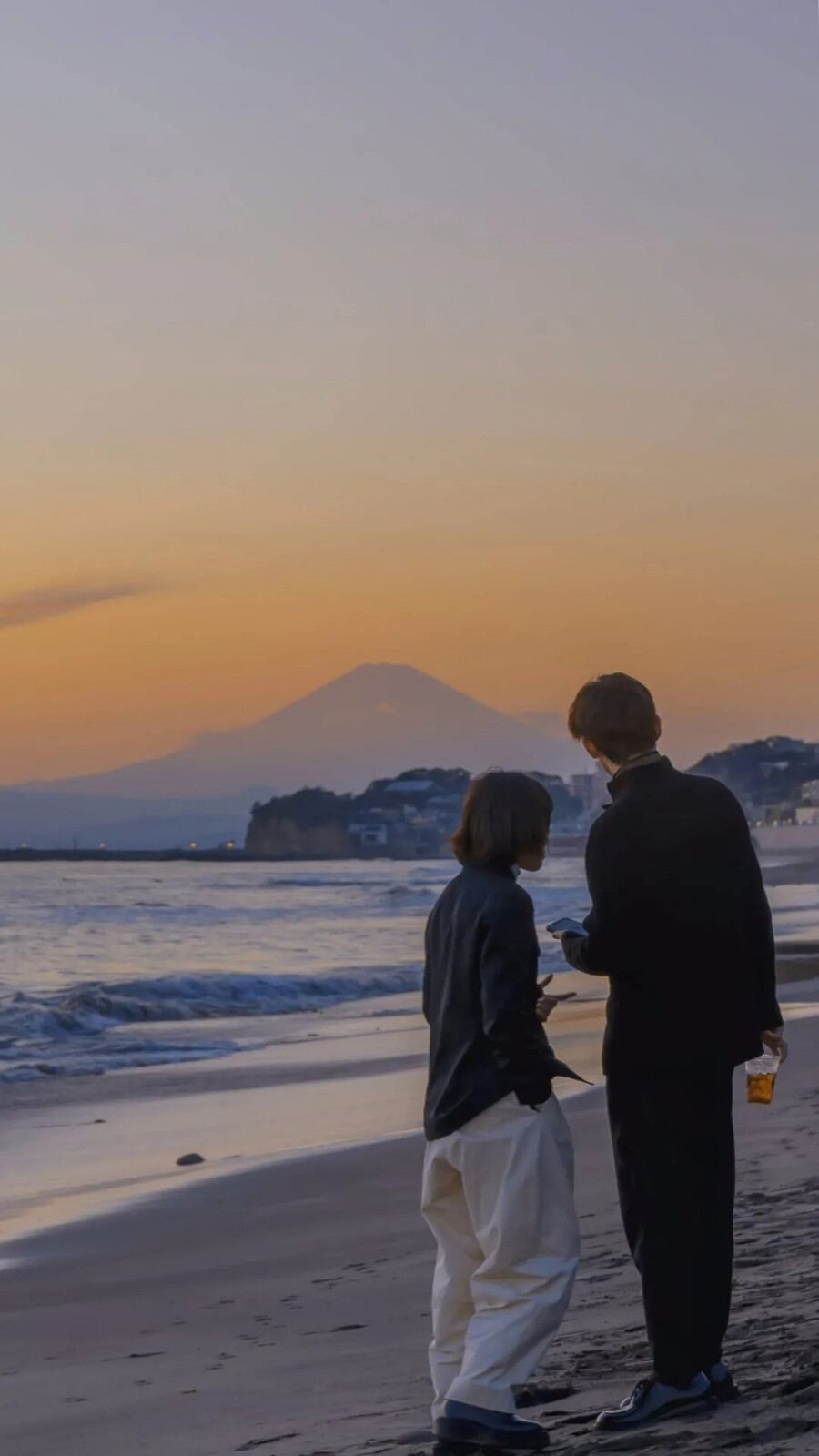 情侶手機壁紙
氛圍感朋友圈背景
海邊起舞 海灘夕陽夜景
街上擁吻