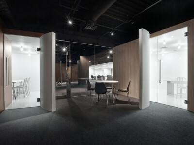 设计师在办公室周围放置了七个不同大小和装修的盒子形状的会议室，所有这些会议室都由一个已经“翻开”的墙。设计师的想法是不仅要使盒子的内部，而且要使它们周围的区域成为一个活跃的办公环境，人们可以轻松地工作…