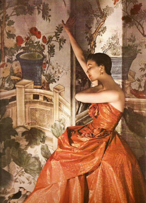 彩色摄影技术先驱、美国传奇女摄影师路易丝·达尔-沃尔夫（Louise Dahl-Wolfe，1895 – 1989）镜头中的女性与时尚世界。自1936年开始，沃尔夫成为了《时尚芭莎》的摄影师，她尤其喜爱室外摄影同时善于将绘画、屏风等艺术元素加入到作品中。丰富的镜头语言、创新地使用色彩以及对于人物情绪的精准把握，沃尔夫为时尚摄影引入了轻松和自然的一面，沃尔夫是20世纪最重要的摄影师之一，她的摄影被认为是定义了美国女性的战后新形象。