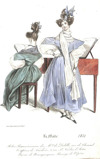 1830年代左右的女士服装中最显著的特点便是倾斜的肩部剪裁，以及夸张的大袖子，同时腰部收紧，凸显纤细的身型。受浪漫主义的影响，当时的女士长裙以淡雅的素色为主，配以精心缝制的花卉图案，花卉和条纹是比较流行的…