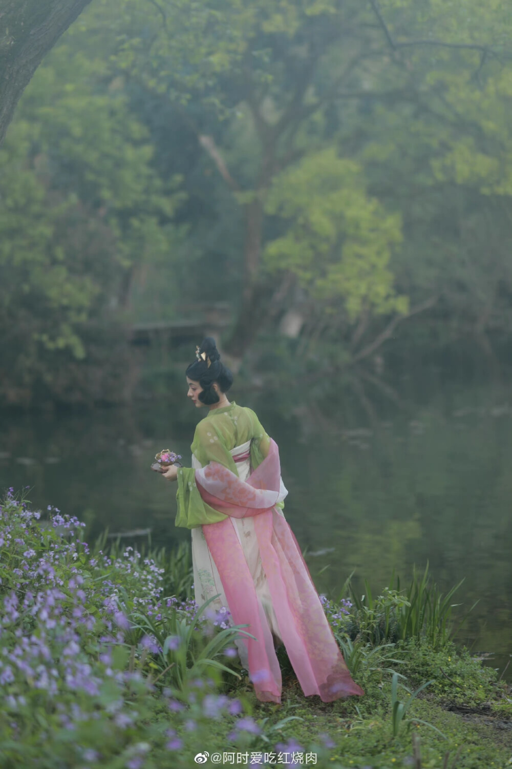 我和花儿求情 ，___________
摄影@栗栗在野
妆造@颜馥雪
出镜@阿时爱吃红烧肉
衣@一殊汉服
项链@吾往官方微博
​