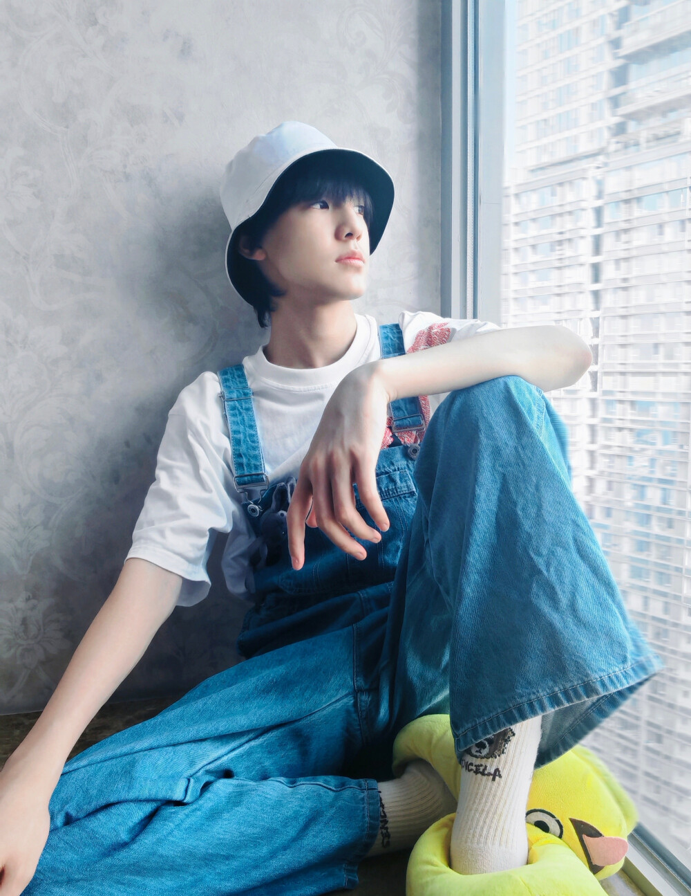 TF家族-张泽禹 ​​ 背带裤搞怪自拍 