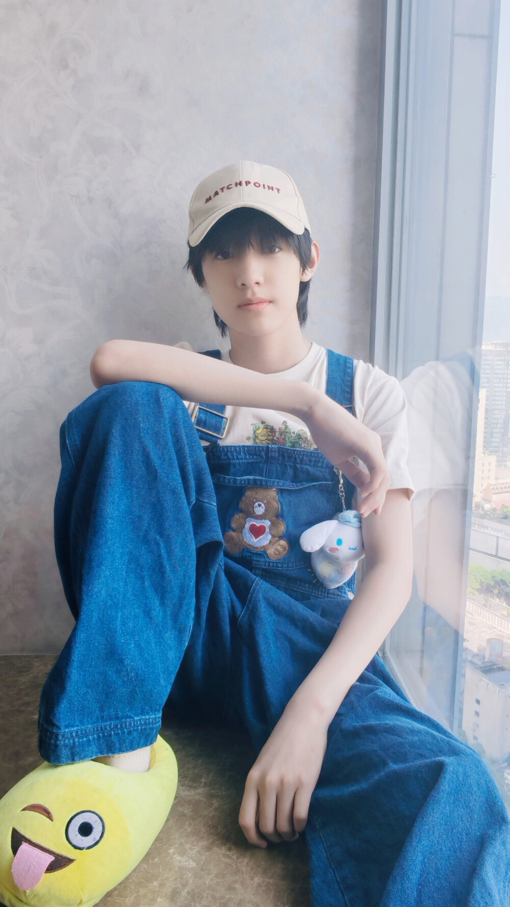 TF家族-张泽禹 ​​ 背带裤搞怪自拍 