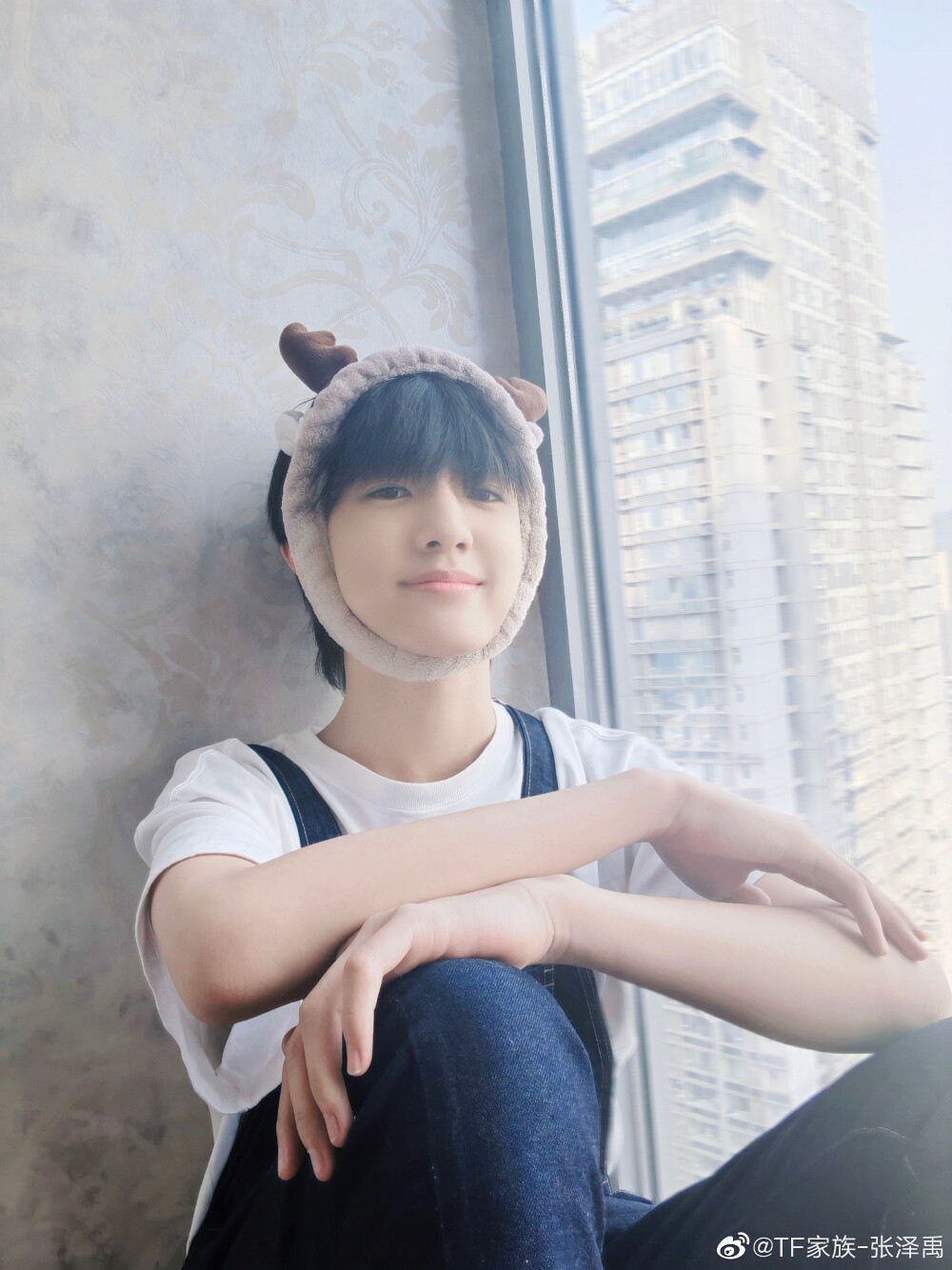 TF家族-张泽禹 ​​ 背带裤搞怪自拍 