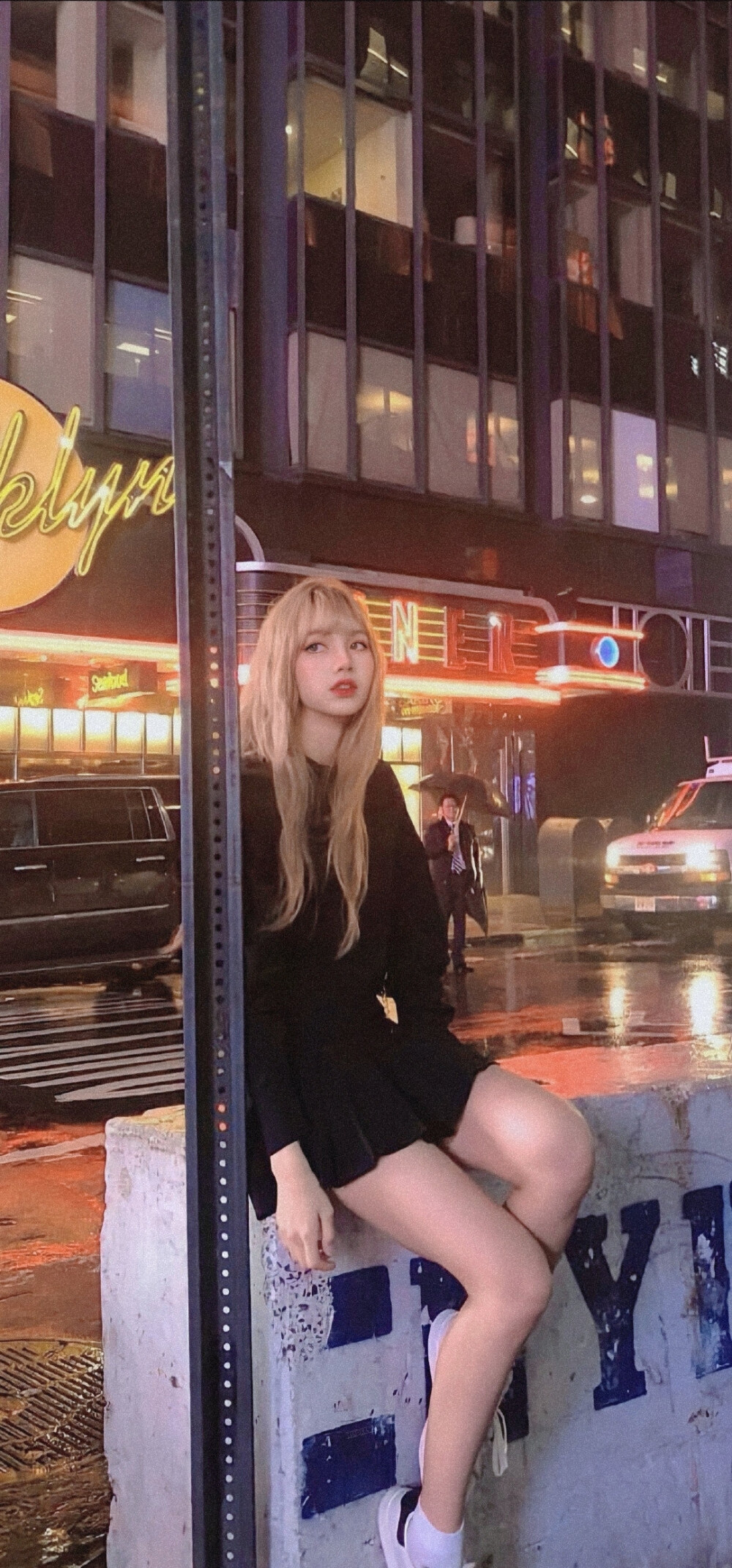 LISA
“我相信我会像玫瑰一样高贵而优雅 像野花一样坚强的活着.”