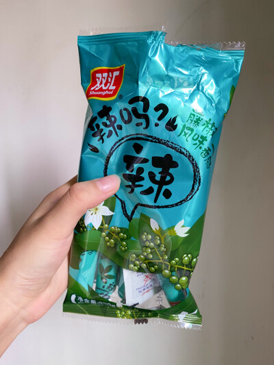 零食安利
1、老山合的碳烤猪肉脯，超级好吃；
2、回江西才能买到的酸奶，必须要水蜜桃味；
3、金椰子，比绿叶子好喝，PDD就能买嘿嘿；
4、童年小卖部的回忆；
5、明治巧克力，除了最下面那种其他四种我都超爱；
6、…