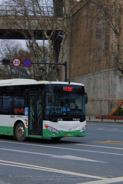 我生来即顽石而非向阳花木，浑身泥土未曾幸得春天照顾。自持棱角与世界格格不入，也仍祈望魂梦能有归处。于是就算所行事十有九输，我也偏做那横冲直撞过河卒。遇水搭桥，逢山开路，
能前一步便算作一步。
倘若行至穷…