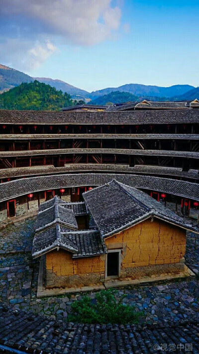 中国古建之美 中国古建筑与风水之调和，与人居之生息，与自然之融通，无不恰到好处地体现了中国传统文化中“天人合一”的人与自然和谐共存之说。
