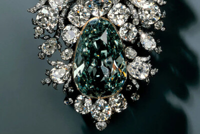 德累斯顿绿钻这颗约41克拉的绿钻是世界上最大的绿钻，其绿色是因天然辐射而形成。净度为VS1的钻石通体透绿，极其罕见，普通绿钻只是表面为绿色。1742年，被镶嵌在一枚金毛羊勋章上，而后又改在帽饰中。