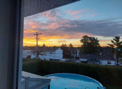 天边浓厚的晚霞，美得恰若那触目惊心的彼岸花。