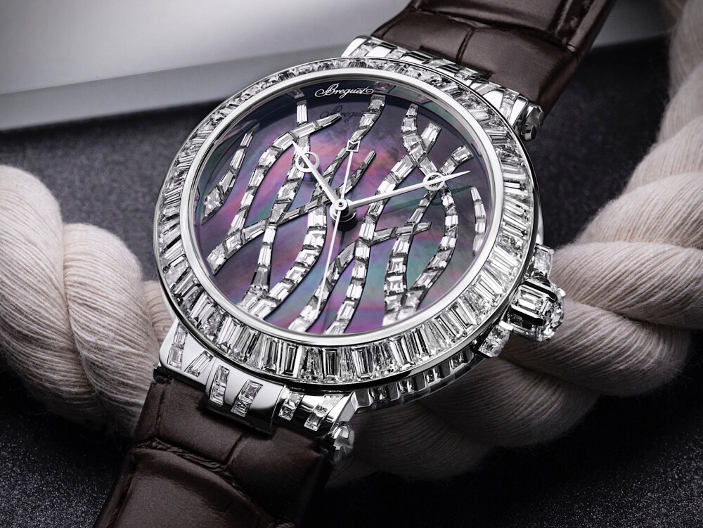 Breguet 宝玑「Marine Haute Joaillerie 9509 Poseidonia」灵感源自地中海特有的一种长寿水生植物「Posiddonia Oceanica 波西多尼亚海草」钻石版 搭配大溪地珍珠母贝表盘，35.8mm 白金表壳，厚度为10.46mm，85颗阶梯型钻石连缀而成的海草图案，总重达2.56ct