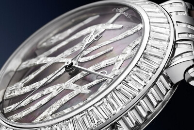 Breguet 宝玑「Marine Haute Joaillerie 9509 Poseidonia」灵感源自地中海特有的一种长寿水生植物「Posiddonia Oceanica 波西多尼亚海草」钻石版 搭配大溪地珍珠母贝表盘，35.8mm 白金表壳，厚度为10.46mm，85颗阶梯…