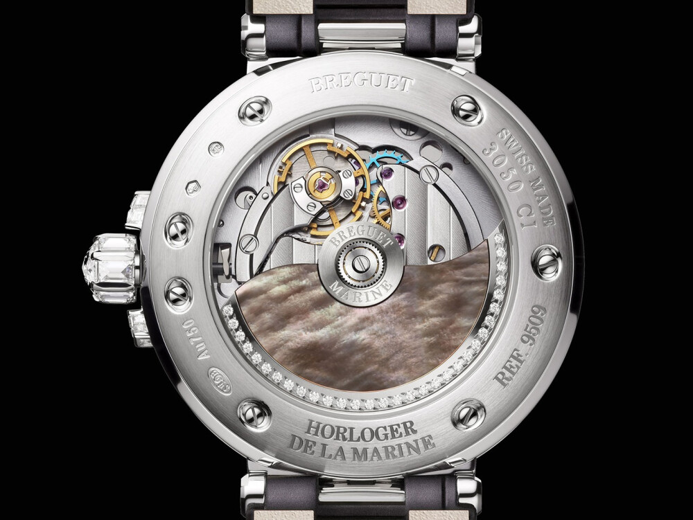 Breguet 宝玑「Marine Haute Joaillerie 9509 Poseidonia」灵感源自地中海特有的一种长寿水生植物「Posiddonia Oceanica 波西多尼亚海草」钻石版 搭配大溪地珍珠母贝表盘，35.8mm 白金表壳，厚度为10.46mm，85颗阶梯型钻石连缀而成的海草图案，总重达2.56ct