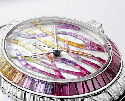 Breguet 宝玑「Marine Haute Joaillerie 9509 Poseidonia」灵感源自地中海特有的一种长寿水生植物「Posiddonia Oceanica 波西多尼亚海草」红宝石版 搭配白色珍珠母贝表盘，镶嵌彩色蓝宝石和钻石，搭载自动上链机芯，…