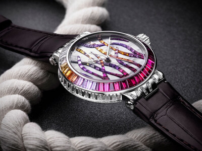 Breguet 宝玑「Marine Haute Joaillerie 9509 Poseidonia」灵感源自地中海特有的一种长寿水生植物「Posiddonia Oceanica 波西多尼亚海草」红宝石版 搭配白色珍珠母贝表盘，镶嵌彩色蓝宝石和钻石，搭载自动上链机芯，…