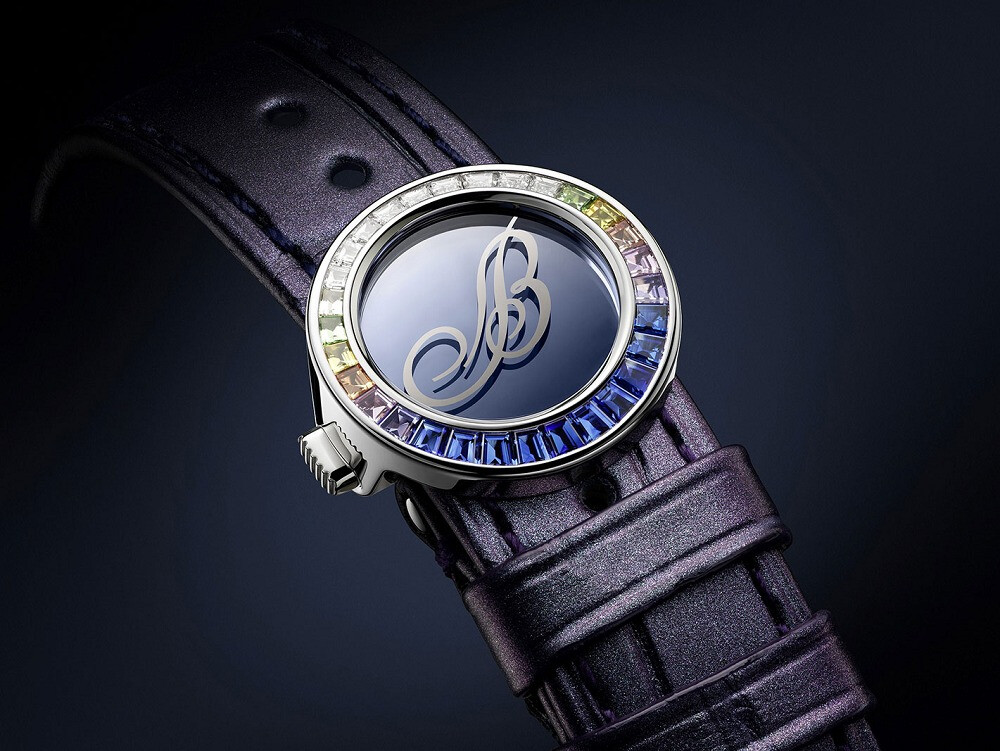 Breguet 宝玑「Marine Haute Joaillerie 9509 Poseidonia」灵感源自地中海特有的一种长寿水生植物「Posiddonia Oceanica 波西多尼亚海草」蓝宝石版 搭配白色珍珠母贝表盘，镶嵌彩色蓝宝石、沙弗莱石、紫水晶和钻石，搭载自动上链机芯，35.8mm 白金表壳，厚度为10.46mm，85颗彩宝连缀而成的海草图案，总重达2.56ct