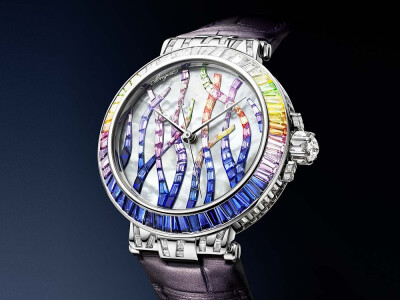 Breguet 宝玑「Marine Haute Joaillerie 9509 Poseidonia」灵感源自地中海特有的一种长寿水生植物「Posiddonia Oceanica 波西多尼亚海草」蓝宝石版 搭配白色珍珠母贝表盘，镶嵌彩色蓝宝石、沙弗莱石、紫水晶和钻石，…