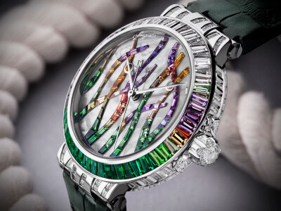 Breguet 宝玑「Marine Haute Joaillerie 9509 Poseidonia」灵感源自地中海特有的一种长寿水生植物「Posiddonia Oceanica 波西多尼亚海草」祖母绿版 搭配白色珍珠母贝表盘，镶嵌沙弗莱石、彩色蓝宝石和钻石，搭载自动…