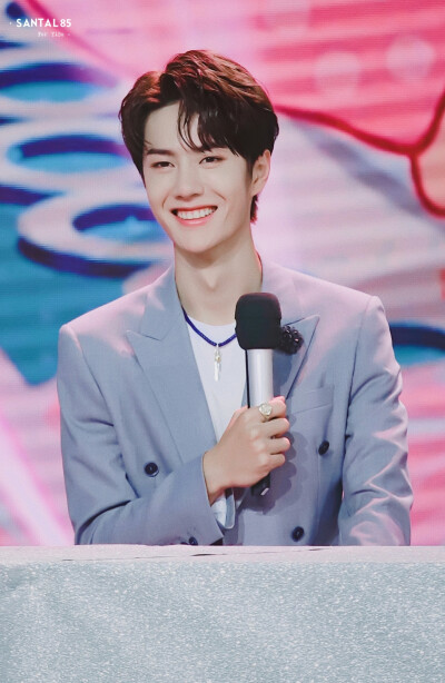 190618 天天向上
❦想环游整片星空 找到你的星球❦
@UNIQ-王一博 ​​​cr:logo