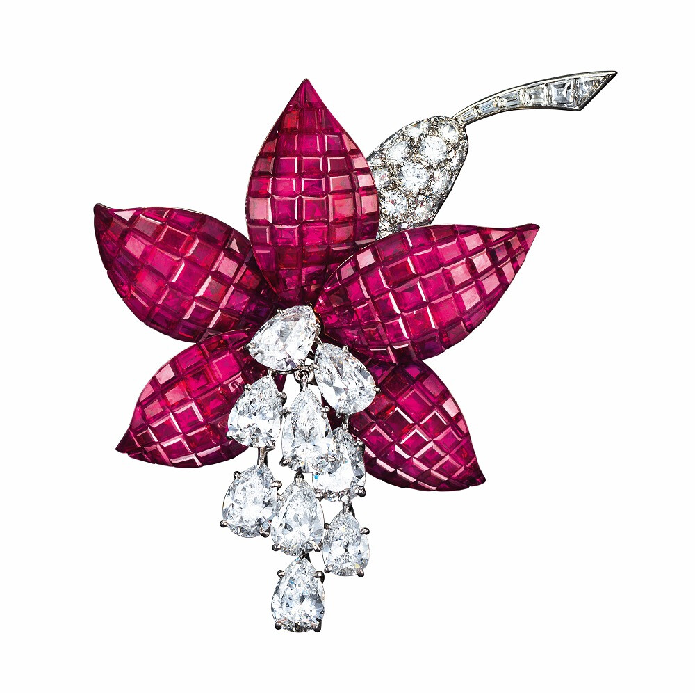 Van Cleef & Arpels 梵克雅宝 Fuchsia 铂金胸针 1968年 隐密镶嵌红宝石，点缀水滴形、圆形和阶梯形切割钻石 紫红色的倒挂金钟 花