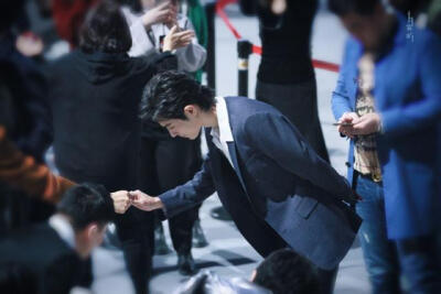 这个颁奖典礼狼尾造型真的封神