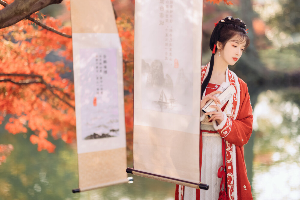 #汉服##汉服摄影#
丨辛丑牛年丨·冬丨杭州丨
“ 纵写得、离肠万种，奈归云谁寄。”
摄影丨@若寒Rock
出镜丨@一只阿梦崽
梳妆丨@帝企鹅不是鹅
汉服丨@十三余官方微博
#杭州约拍##北京约拍##广州约拍##深圳约拍#