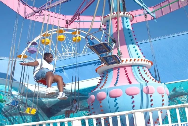 摄影师Nguan是土生土长的新加坡人，他从不披露全名，也没有年龄信息，人们对他一无所知，但他镜头下轻柔的糖果色彩、如梦如幻的城市风景，确实收获一大票粉丝。