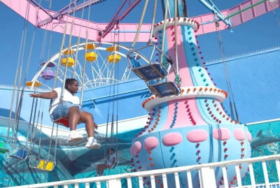 摄影师Nguan是土生土长的新加坡人，他从不披露全名，也没有年龄信息，人们对他一无所知，但他镜头下轻柔的糖果色彩、如梦如幻的城市风景，确实收获一大票粉丝。