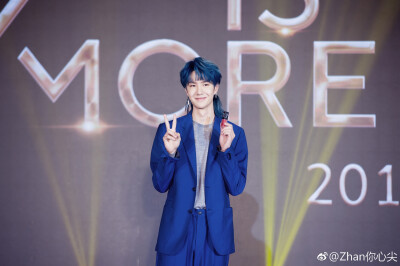 180414 桑屿南蔷发布会 @UNIQ-王一博 ❦​​​蓝发狼尾覃头啵·好帅❦ cr:logo