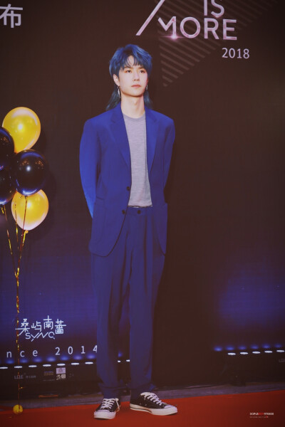 180414 桑屿南蔷发布会 @UNIQ-王一博 ❦​​​蓝发狼尾覃头啵·好帅❦ cr:logo