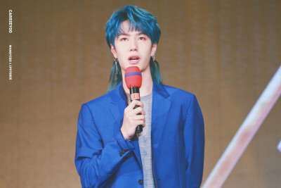 180414 桑屿南蔷发布会 @UNIQ-王一博 ❦​​​蓝发狼尾覃头啵·好帅❦ cr:logo