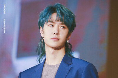 180414 桑屿南蔷发布会 @UNIQ-王一博 ❦​​​蓝发狼尾覃头啵·好帅❦ cr:logo