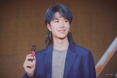 180414 桑屿南蔷发布会 @UNIQ-王一博 ❦​​​蓝发狼尾覃头啵·好帅❦ cr:logo