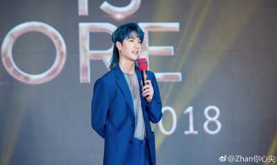 180414 桑屿南蔷发布会 @UNIQ-王一博 ❦​​​蓝发狼尾覃头啵·好帅❦ cr:logo