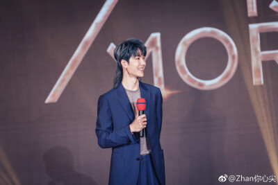 180414 桑屿南蔷发布会 @UNIQ-王一博 ❦​​​蓝发狼尾覃头啵·好帅❦ cr:logo