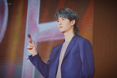 180414 桑屿南蔷发布会 @UNIQ-王一博 ❦​​​蓝发狼尾覃头啵·好帅❦ cr:logo