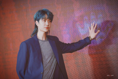 180414 桑屿南蔷发布会 @UNIQ-王一博 ❦​​​蓝发狼尾覃头啵·好帅❦ cr:logo