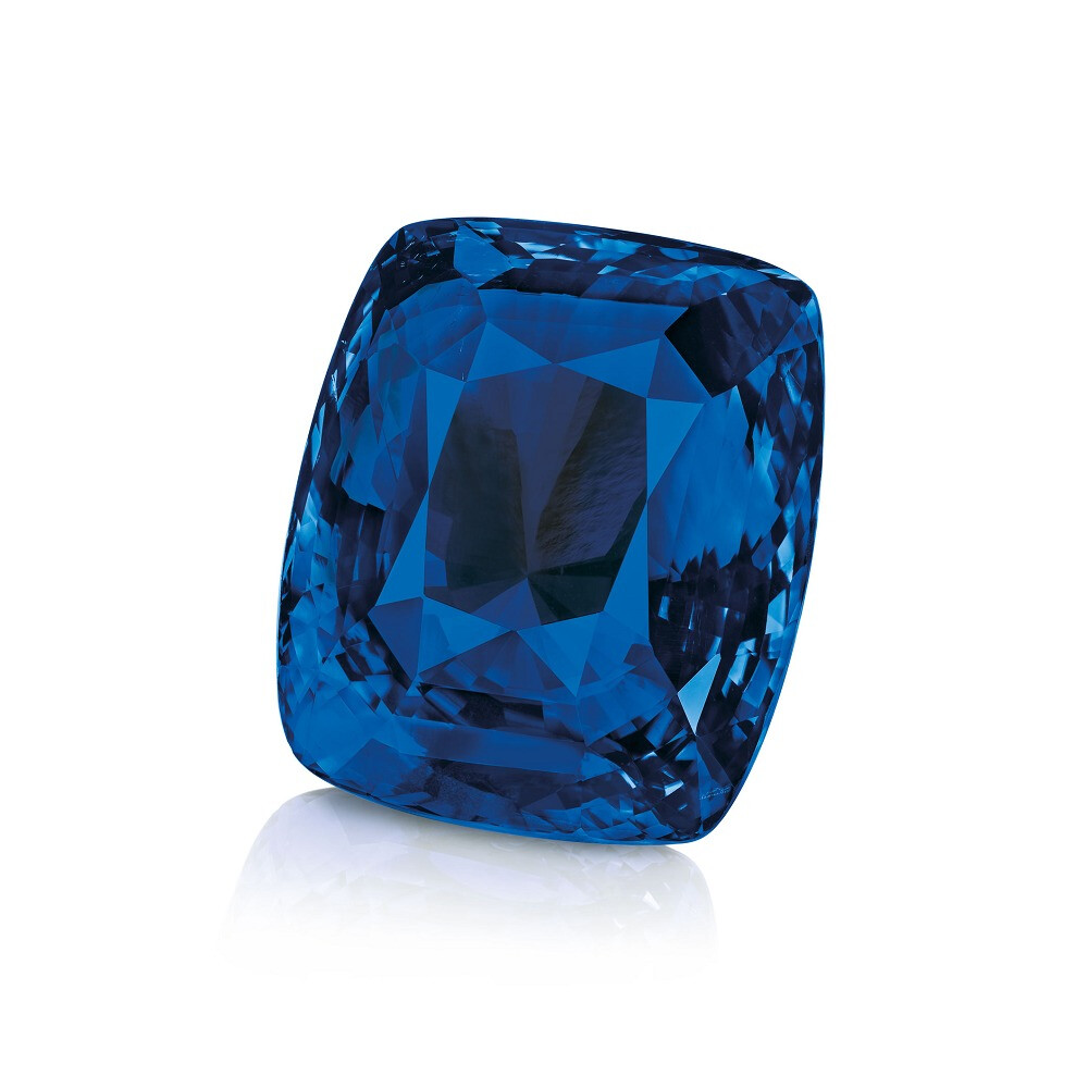 产自斯里兰卡的知名大尺寸蓝宝石 Blue Belle of Asia 重392.52ct，曾在2014年 Christie's 佳士得日内瓦拍卖中以1750万美元成交