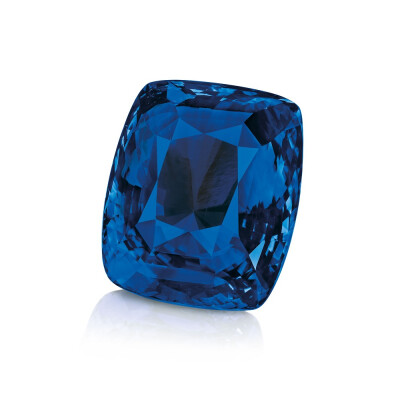 产自斯里兰卡的知名大尺寸蓝宝石 Blue Belle of Asia 重392.52ct，曾在2014年 Christie's 佳士得日内瓦拍卖中以1750万美元成交