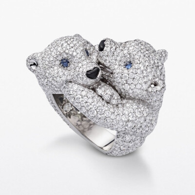 Chopard 肖邦「Red Carpet」自然主题回归 White Teddy Bears 白金戒指 镶嵌总重9ct的圆形切割钻石，泰迪熊的眼睛由弧面切割蓝宝石镶嵌，鼻子由缟玛瑙镶嵌