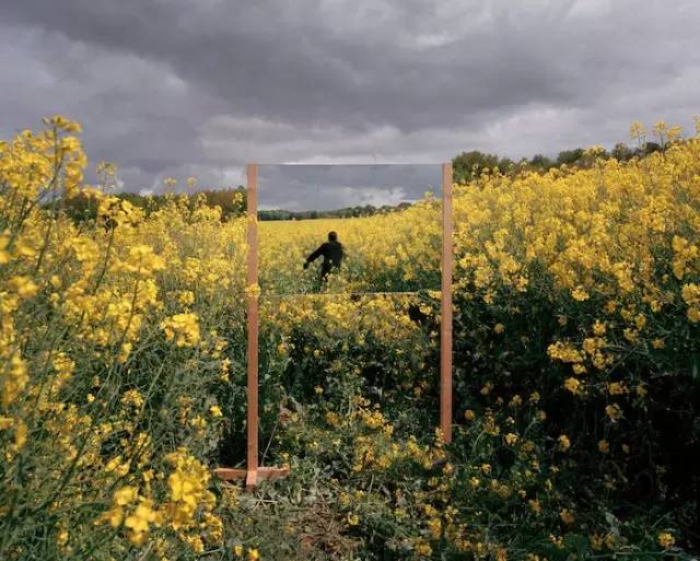 法国摄影师Guillaume Amat的“Open Fields”系列是一次非常有趣的摄影实验。他在不同的空间架设一面镜子，用4X5英寸和6X7的中画幅相机进行创作，他希望用这辑作品来表达自己对空间和感觉提出的疑问。