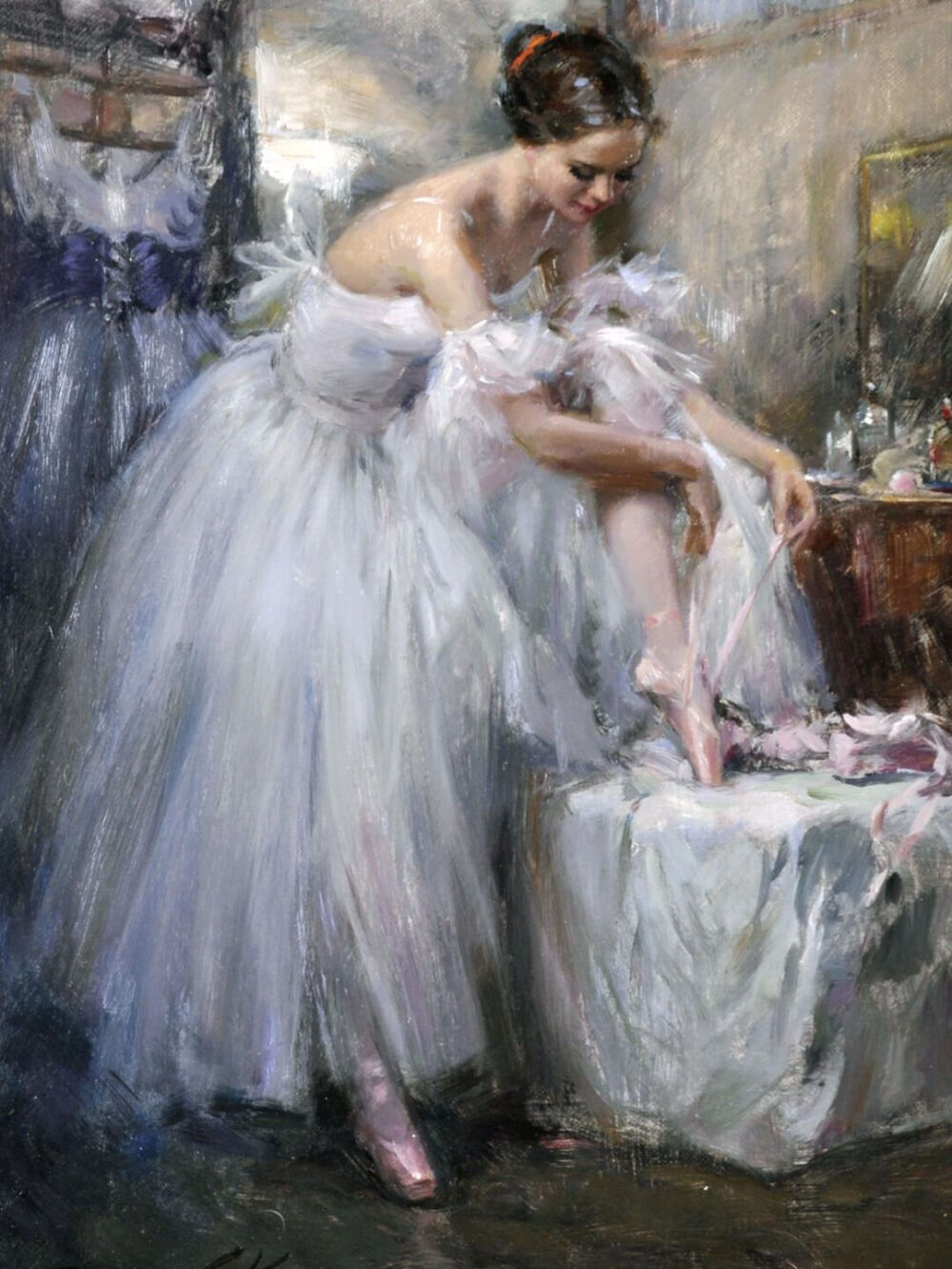 康斯坦丁·拉祖莫夫（Konstantin Razumov，1974-）是俄罗斯画家，以其印象派肖像画而闻名。拉祖莫夫1974年出生于俄罗斯扎林斯克，在莫斯科伊利亚·格拉祖诺夫绘画、雕塑和建筑学院学习，他的历史画作在那里获得了巨大的赞誉。
拉祖莫夫是一位才华横溢的印象派画家，画过各种题材，从人物到风景、年轻的芭蕾舞演员、儿童和花园和穿着奢华服装的年轻女性。他鲜艳的色彩，人物皮肤的光滑度，人物的表现力，使他的画与众不同。
拉祖莫夫拥有充满活力的闪烁笔触，加上对光线和出色的绘图技巧的掌握。他绘画风格独特，现代传统写实手法和印象派画法相结合，将人物的美妙用鲜艳的色彩描绘得淋漓尽致。
作品中，人物手和脸的特征都是写实的，而面料和周围的环境则是印象派的笔触。在人物的表现上，他的笔触细腻柔和，有着一种非常柔软的感觉，人物的皮肤光滑水嫩，双眼清澈含水，很是令人心动！在他画笔之下这些女子似乎具有更强烈的吸引力，每一个眼神都具有致命的妩媚与娇艳、温柔和感性。