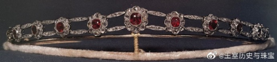  Countess Anne of Rosenborg's Ruby Bracelet Tiara 丹麦罗森堡伯爵夫人安妮（丹麦女王玛格丽特二世的已故堂弟妹）的红宝石手链王冠，1970年，安妮和罗森堡伯爵克里斯蒂安订婚时，公公克努德送给小儿媳的订婚礼物，…