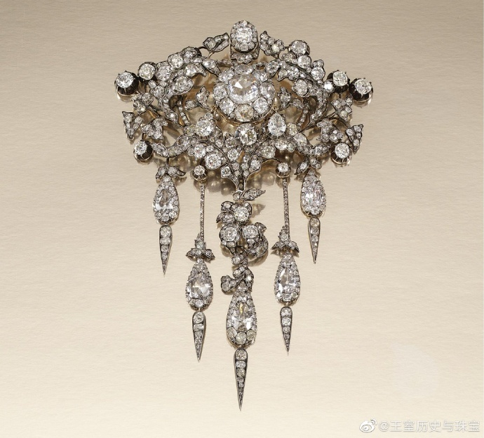 Empress Carlota’s Diamond Stomacher 比利时公主，墨西哥皇后夏洛特的钻石胸衣，1860年代制造，以棘叶和常青藤叶作为缠绕，伴着硕大的圆钻主石，底部还有着长短不一的钻石吊坠，经典华丽款，目测吊坠可拆卸。胸衣的历史来源也很早，最早来自波旁·两西西里王后玛丽·卡洛琳娜，玛丽·卡洛琳将胸针传给成为五女，成为法国王后的玛丽·阿美莉亚，玛丽·阿美莉亚接着又给了嫁到比利时的露易丝，露易丝去世后，钻石胸衣由唯一的女儿夏洛特继承。
夏洛特对母亲留下来的珠宝视为珍宝，从嫁给奥地利大公马克西米利安开始，到后来她得知丈夫被枪决，精神逐渐出现崩溃，一度被奥地利方面的人软禁，最后回到比利时，夏洛特一直将钻石胸衣贴身携带。1927年，夏洛特在布鲁塞尔去世，她生前的一些珠宝都留给侄媳妇伊丽莎白，伊丽莎白非常喜欢将钻石胸衣和E字钻石发带一起搭配。
1965年，伊丽莎白去世，钻石胸衣由女儿玛丽·何塞继承，1969年，玛丽·何塞为了维持母亲的音乐基金会，就将胸衣拍卖以便换取资金维持，当年拍卖价是10215英镑（以1969年的英镑购买力为准），2007年在苏富比进行二次拍卖，可能再拍的时