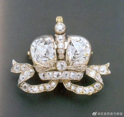 Grand Duchess Elena Vladimirova’s Crown Brooch 罗刹伊莲娜·弗拉基米洛夫娜女大公的皇冠钻石胸针，是1896年尼古拉二世为庆祝自己的加冕即位，让珠宝商法贝热一共制作了18枚以皇冠为主题图案，而彼此细节不同的钻…