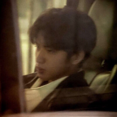 “刘耀文”
Ⓛ破壳日:2005年09月23日.
Ⓞ重庆市.
Ⓥ星座:天秤座.
Ⓔ别名:吻文，狼崽.
❤️‍粉丝名:满月.
✨应援色:耀月银白.
银河无边浩瀚，只为耀文璀璨
满月便是守护着那只狼的人 那只狼始终是那只狼依旧那么温柔…