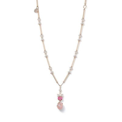 」Boodles 英国「Secret Garden」系列为奇幻电影「秘密花园」特别设计「Column and Ivy 石柱与常春藤」玫瑰金项链、耳坠 镶嵌粉色蛋白石、粉色蓝宝石和圆形切割钻石