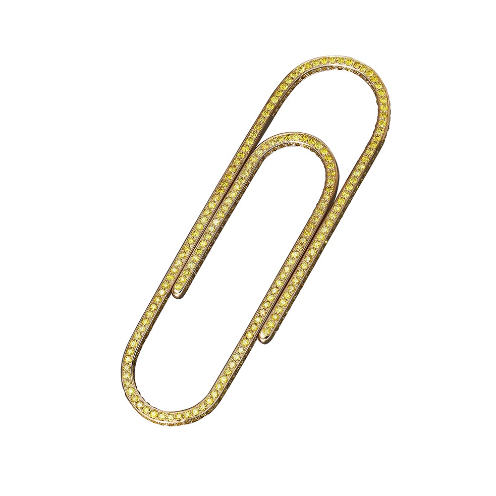 Jacob ＆ Co. 美国「Office Supply」系列以「Paper Clip 回形针」为主要元素，与 Louis Vuitton 路易威登男装艺术总监 Virgil Abloh 合作设计。金质项链 镶嵌总重60ct的圆形切割黄钻；金质手链 镶嵌总重7.00ct的圆形切割黄钻；玫瑰金钞票短夹 镶嵌总重7.00ct的圆形切割黄钻，达到 Fancy Yellow 色级