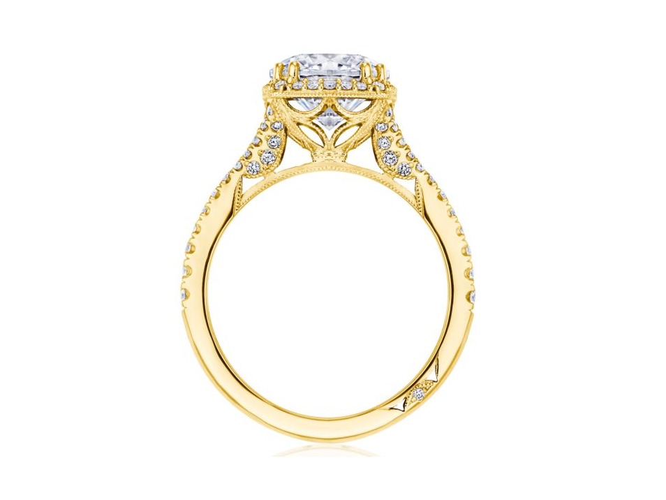 Tacori 美国 订婚珠宝 Dantela 金质戒指 主石为一颗2ct的祖母绿型切割钻石，点缀总重0.43ct的圆形切割钻石，运用「Halo Ring 光环戒指」设计，主石外圈搭配明亮的钻石镶边，在视觉上让主石的尺寸增加30%。戒托设计中巧妙融入蕾丝花边元素，通过镂空结构营造出薄纱面料般的轻盈感。戒壁一侧还隐藏新月造型的镶座，点缀一颗圆钻作为惊喜，独具匠心